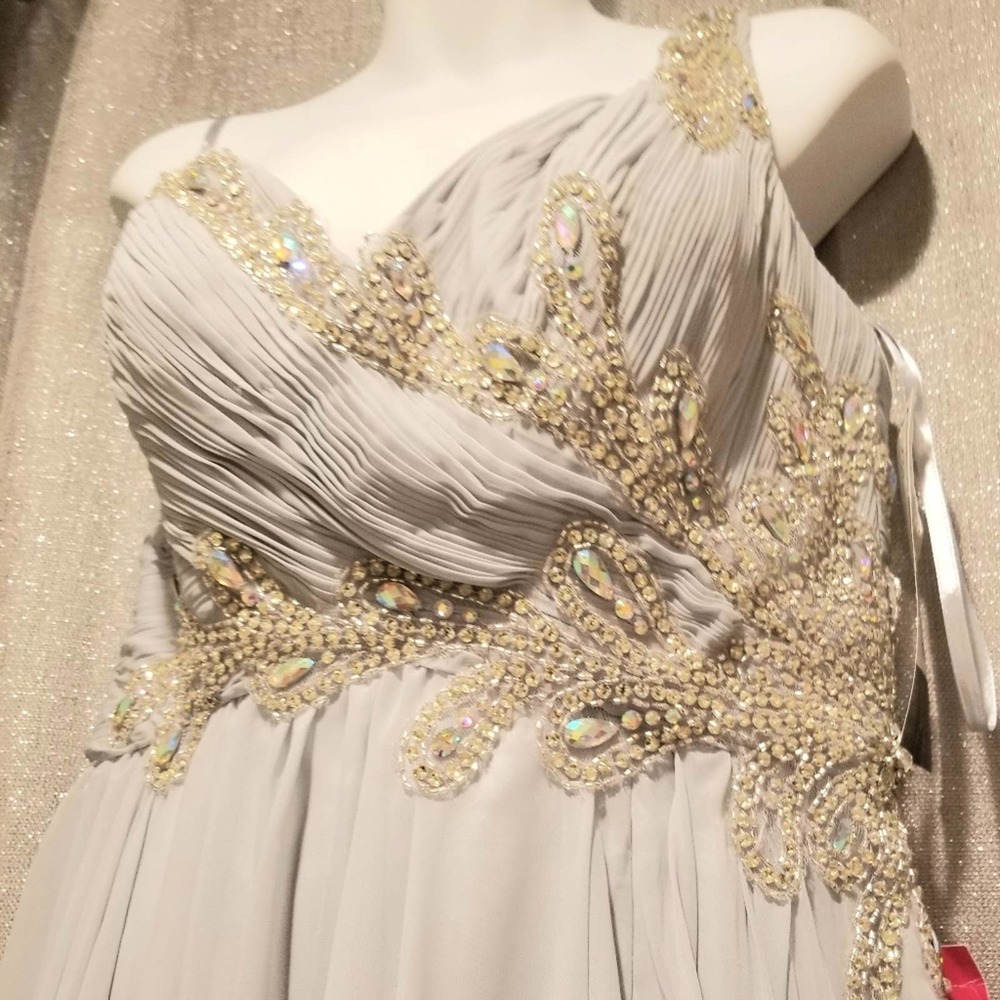 DAVE & JOHNNY SILVER GRAY GOWN SZ 7/8